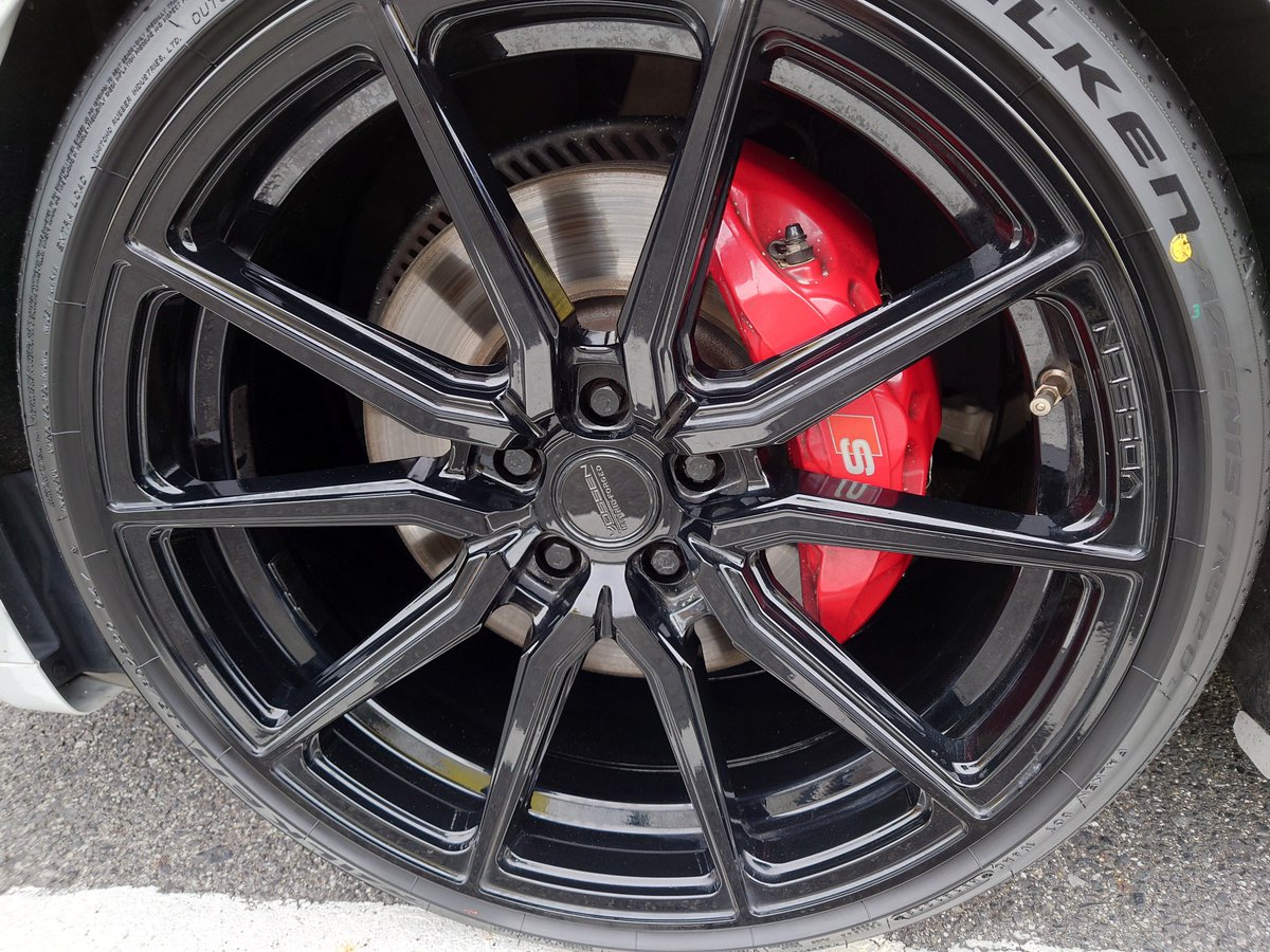ayu_Audi_S5's tweet photo. 新品タイヤ気持ちええ〜\(^o^)/
#FK520 #FALKEN #ファルケン https://t.co/9LhWBJBuJU