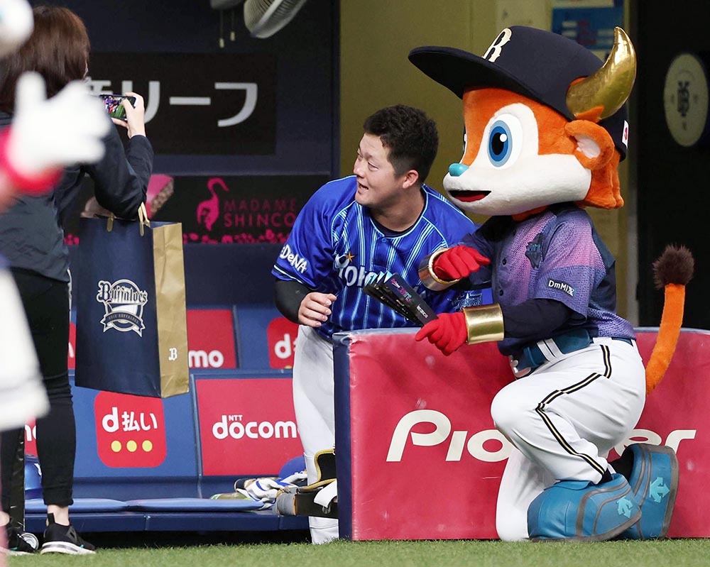 ＃バファローブル と記念撮影する ＃牧秀悟 選手
 #交流戦 #オリックスバファローズ ｖｓ #DeNAベイスターズ は１４：００～京セラドームでプレイボール！ #スポーツ報知 の #横浜DeNAベイスターズ 情報はこちら  ⇩⇩⇩ hochi.news/tag/%EF%BC%A4%………   #横浜DeNA