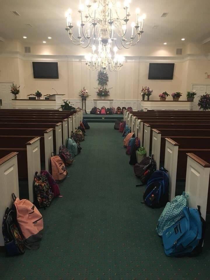 TheMikeEllis's tweet photo. Teacher's dying wish: Backpacks full of supplies instead of flowers at her funeral. Tammy Waddell taught school for 25 years in Georgia. Her obituary asked instead of flowers, mourners bring backpacks filled with school supplies, to honor her commitment to students in need. https://t.co/CyeM5WMU5n