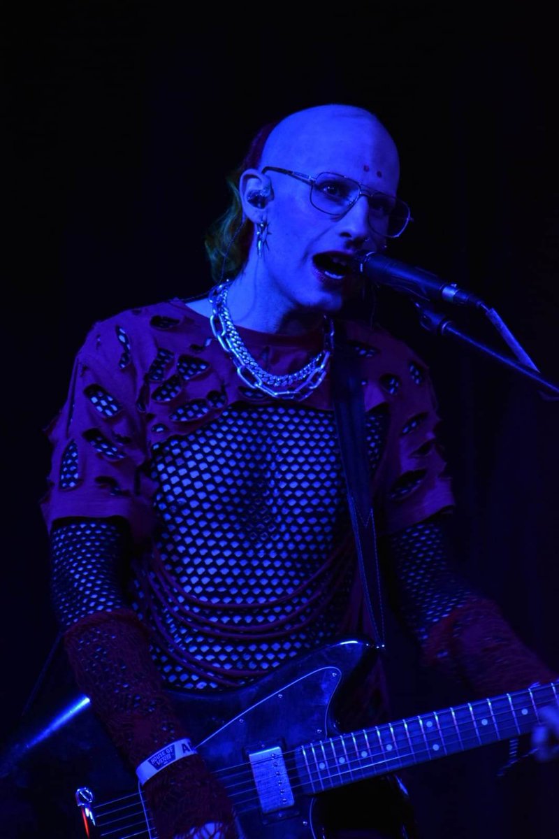 EndorfinaC's tweet photo. La noche en el #houseofvans se llenó con el espectáculo energético de @linxes_
 #CoberturaEC
📷@james_rocksonic https://t.co/uwpLzNLkYz