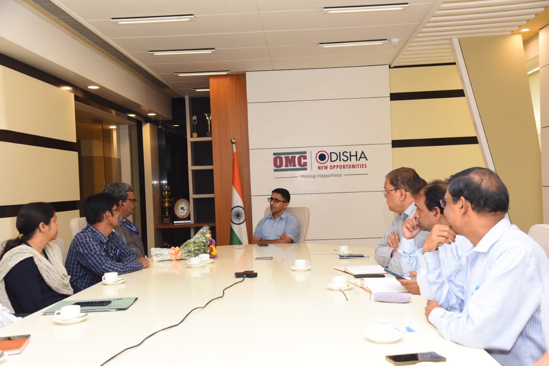 odisha_mining's tweet photo. OMC signed an agreement with @csirimmt to develop a technology for the recovery of Platinum Group Elements (PGEs) from low-grade ores of Bangur mines. The PGEs are strategic minerals essential in fulfilling the socio-economic needs of India. #MiningHappiness https://t.co/bmHW1toIvR
