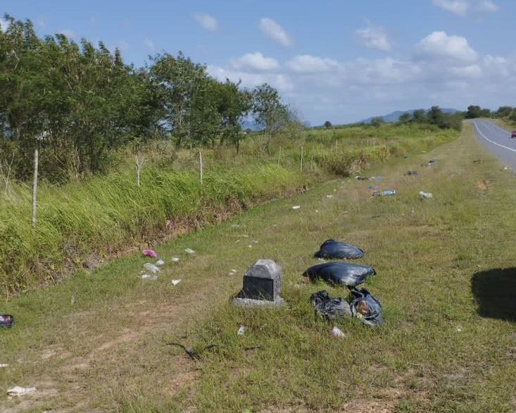 10062023 - di @JKRPerlis FT 079 J. Ulu Pauh - Padang Besar sek 9.00 - 12.00 sisa domestik dibuang di bahu jalan sikap tidak bertanggungjawab segelintir pihak yang mencemarkan laluan ini akhirnya dikutip Team #THBMPerlis walau kerja ini tiada dalam skop kami jagalah…