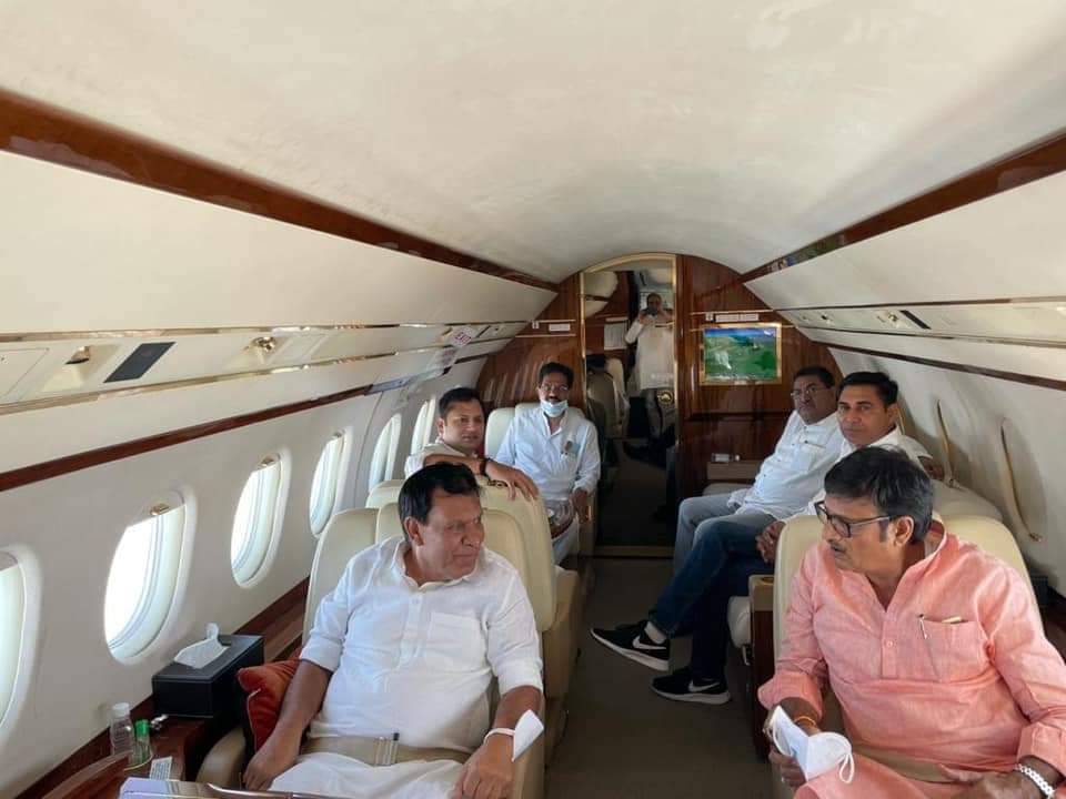 नेताओं को कहीं भी जाना हो तो ट्रेन यात्रा फ्री हवाई यात्रा फ्री बस यात्रा फ्री देश की सेवा करने वाले  देश के लिए जान न्योछावर करने वाले फौजी भाइयों के लिए हर ट्रेन में अलग बोगी की व्यवस्था क्यों नहीं
#फौजी_मागें_रेल 
#फौजी_मागें_रेल 
<a href="/narendramodi/">Narendra Modi</a> 
<a href="/PMOIndia/">PMO India</a>