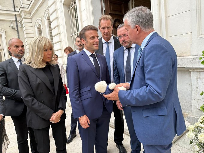 Notre Beau Couple Présidentiel ❤️@EmmanuelMacron & @Brigitte1eDame❤️hier, à l'Hôpital de #Grenoble, avant d'aller ensuite à celui d'#Annecy et à la Préfecture pour Féliciter et Remercier Nos Héros, Soignants, Policier, et autres, et Surtout #Henri 😊❤️MERCI A TOUS 💙🤍❤️🙏