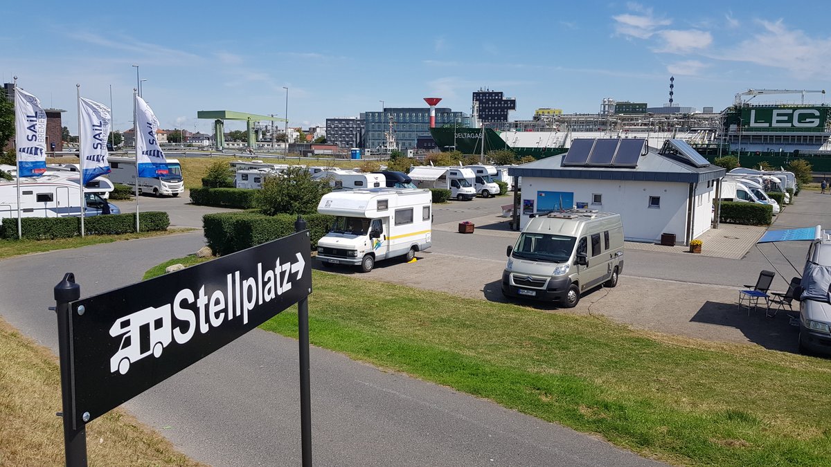 BremerhavenInfo's tweet photo. Drei #reisemobilstellplätze 🚐 stehen für #urlaub mit den rollenden, eigenen vier Wänden zur Verfügung. 😃 An der #doppelschleuse, 🛳 im #fischereihafen 🌫 und am Eingang zu den #überseehäfen.
Infos 👉 https://t.co/Vm1VTMtNlZ
#bremerhaven #bremerhavenerleben #wohnmobil https://t.co/A75LFL25Iw