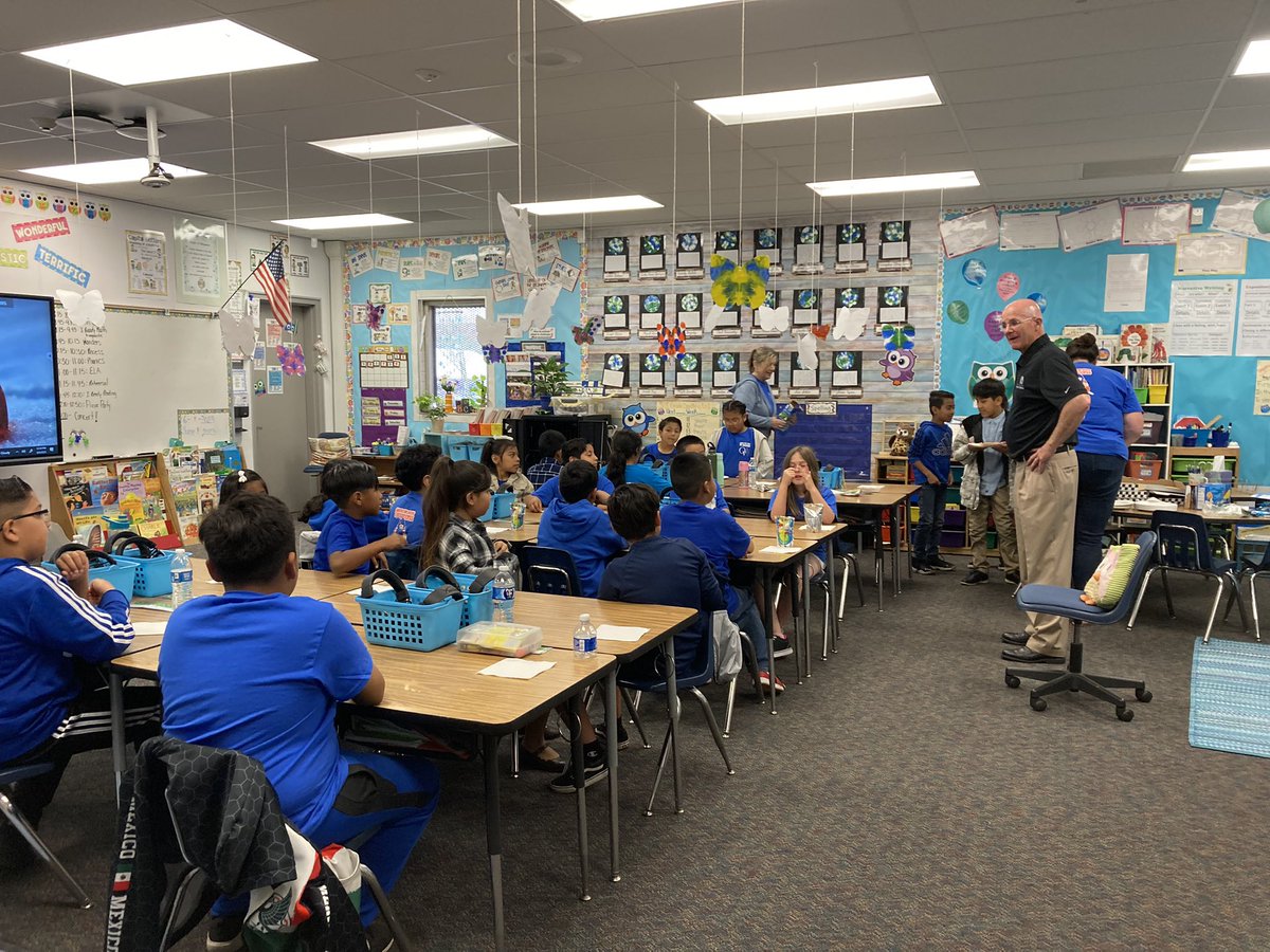 OVSDSupt's tweet image. ￼ Ms. Bennett’s class was Oak View Spring Break i-Ready Winners! 

We got to enjoy pizza and great, enthusiastic conversations. 

#oakview #OVSD #winners #success