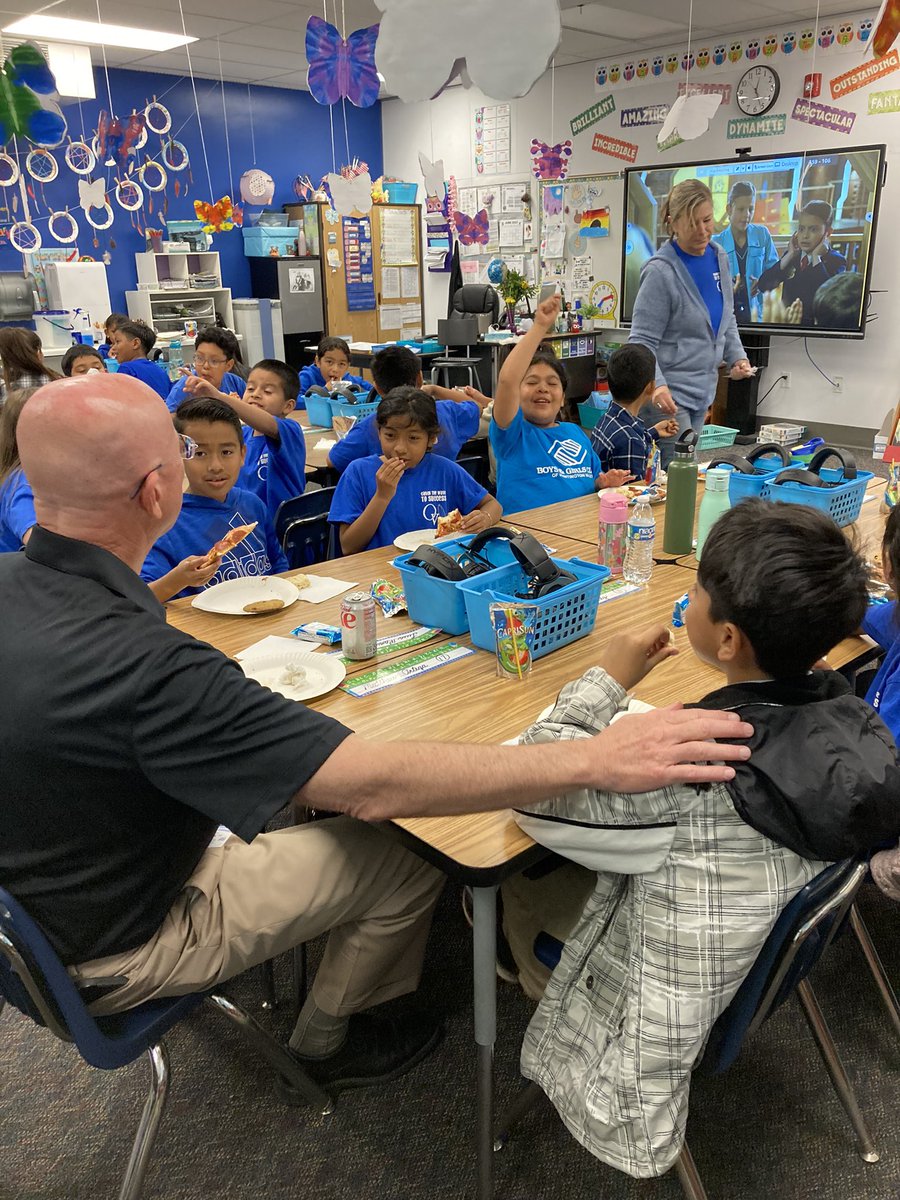 OVSDSupt's tweet image. ￼ Ms. Bennett’s class was Oak View Spring Break i-Ready Winners! 

We got to enjoy pizza and great, enthusiastic conversations. 

#oakview #OVSD #winners #success
