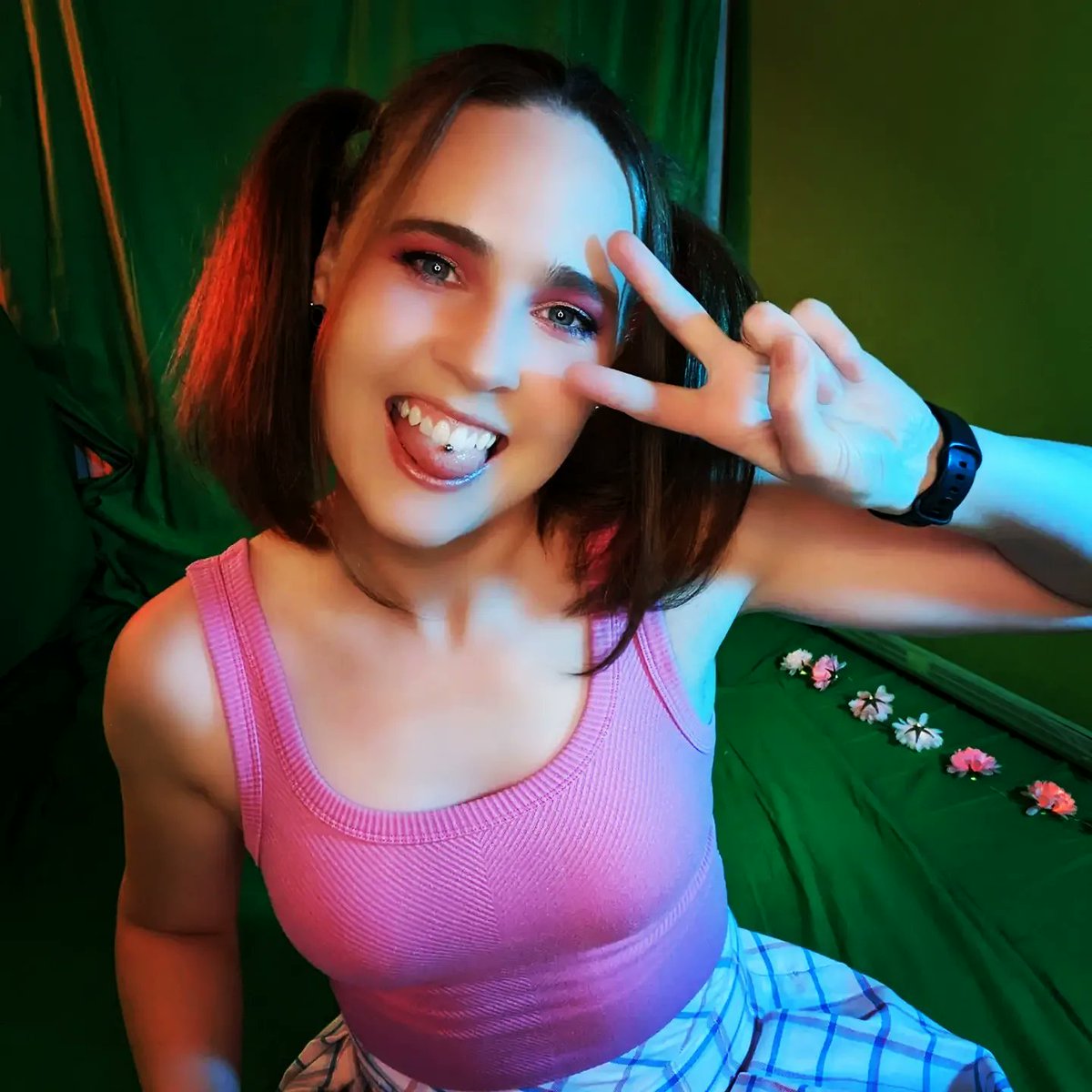 GoannaDark's tweet photo. Outfit from stream the other night. Another pink one!
.
.
#beatsaber #mixereality #metaquest2 #vr #gaming #gamers #vrgamer #kiwidesigns https://t.co/3IlooIwwbZ