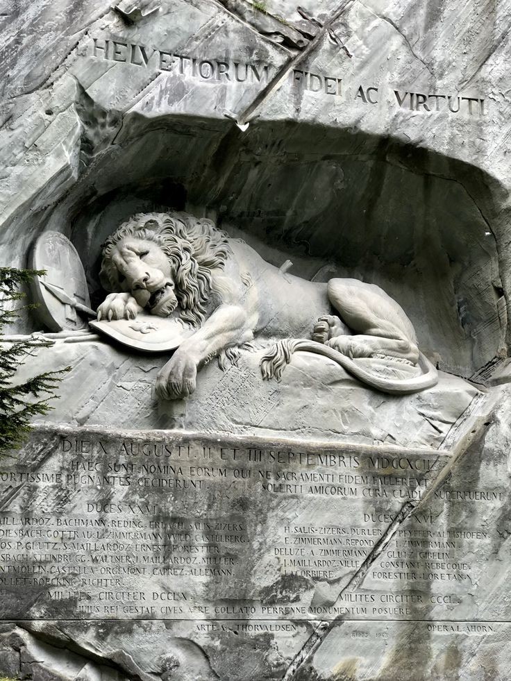Monumen Singa sekarat di Lucerne, Swiss. Pada awal abad ke-17, resimen tentara bayaran Swiss bertugas sebagai bagian dari tentara keluarga Kerajaan Prancis. Selama Agustus 1792, sekitar 1.000 orang Swiss Guard atau Garda Swiss dipercayakan untuk melindungi nyawa Raja Louis VI.