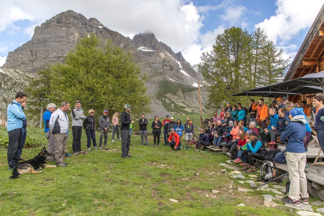 Les acteurs haut-alpins de la montagne, réunis par l'Agence de Développement des Hautes-Alpes au refuge du Chardonnet (Névache), à l'aube d'une saison estivale 2023 prometteuse en altitude. 📸 @hautesalpes