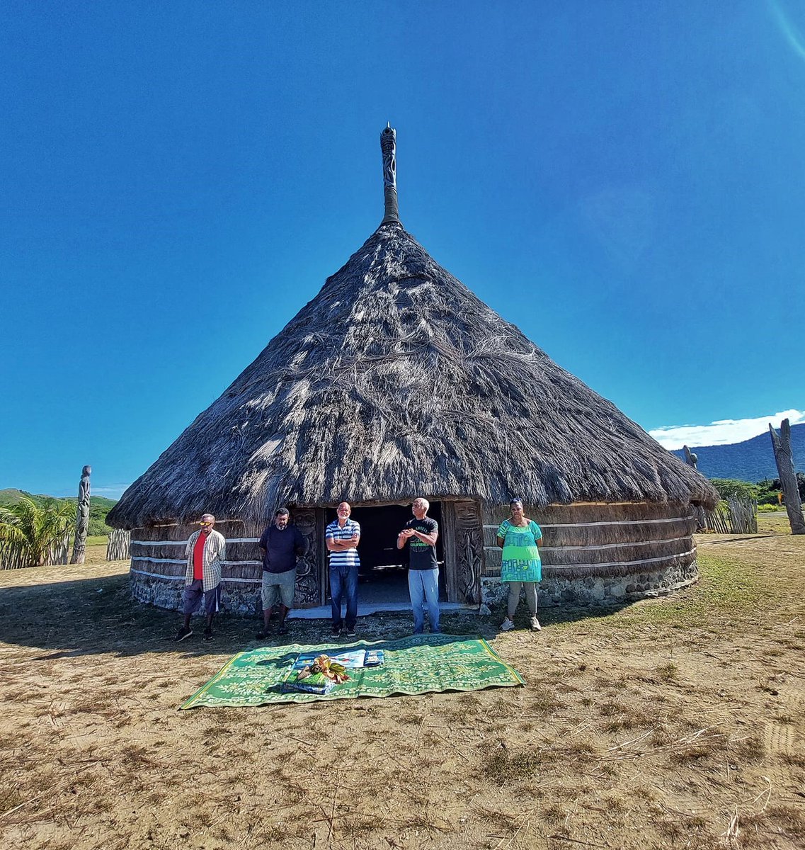 La Case tradionnelle est un lieu où s’exercent les pouvoirs du clan, le lieu de la parole et des décisions collectives.
The Traditional Hut  is a place where the powers of the clan are exercised, the place of speech and decisions. Collective.
#patrimoineMW
#Amep