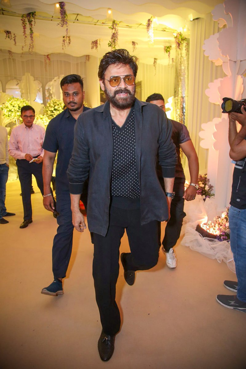 DeccanChronicle's tweet photo. Slaying it in black ❤🔥
The evergreen @venkymama attends the grand reception of @ImSharwanand in Hyderabad.
#SharwaRakshita #SharwanandReception https://t.co/mAt22z6md6