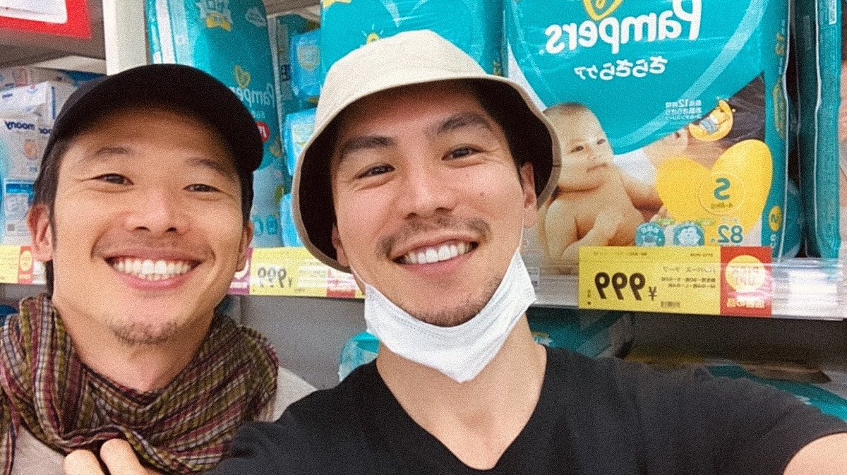 The first day of buying diapers👶🏻
It was too glad and took a anniversary photo at pharmacy 😆 

#anniversaryofdiaper #おむつ記念日 #dads  #もうすぐ三年 #早いなあ