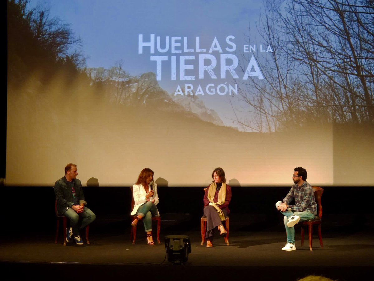MaderueloPablo's tweet photo. Anoche estuvimos en Boltaña, Huesca, en el corazón del pirineo aragonés. Estrenamos el primer episodio de #HuellasEnLaTierra y tuvimos un interesante debate sobre la respuesta ante el cambio climático en la zona y el turismo sostenible. Gracias a quienes nos acompañaron. https://t.co/Eq99vfAqQQ