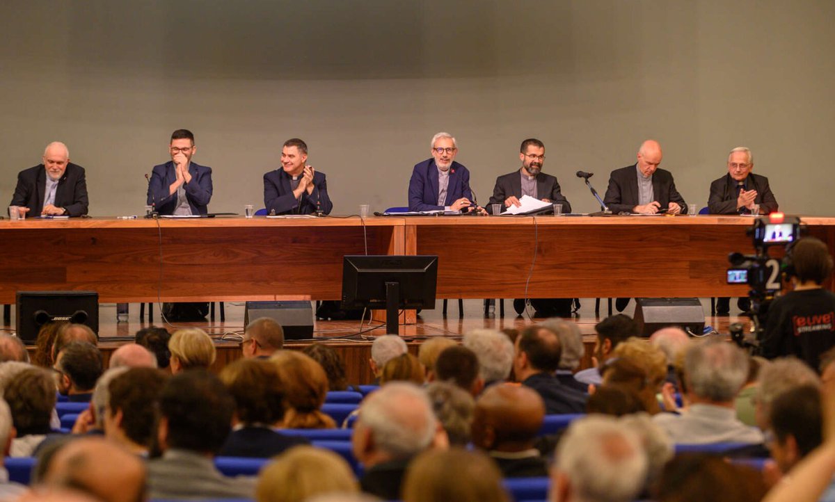 UCS_DiocesiTO's tweet photo. Dalla Convocazione diocesana, indetta il 9 giugno 2023 da mons. #Repole, #arcivescovo di #Torino, le prime scelte operative. 𝗧𝘂𝘁𝘁𝗶 𝗶 𝗧𝗘𝗦𝗧𝗜 𝗱𝗲𝗴𝗹𝗶 𝗶𝗻𝘁𝗲𝗿𝘃𝗲𝗻𝘁𝗶 𝗲 𝗹𝗲 #𝗡𝗢𝗠𝗜𝗡𝗘 in #Curia e nelle #parrocchie
SEE MORE: https://t.co/F32SCD03ss https://t.co/K0SV7vB55Y