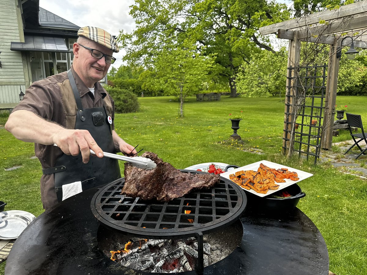 Sisargalleriassamme Villaforssissa forssassa myös vilinää ja kesöpergolassa avautuu tunnelmallinen kesägrilli pöivän herkuilla. Auki 14-19. Myös 500m2 taideelämykset 120-vuotiaassa jugendvillassa. Samaan aikaan heinömarkkinat ja forssan messut.