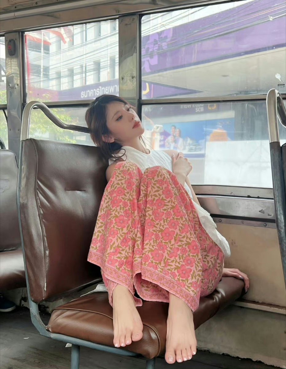 樱桃红 on Twitter: 公交车上的阿朱