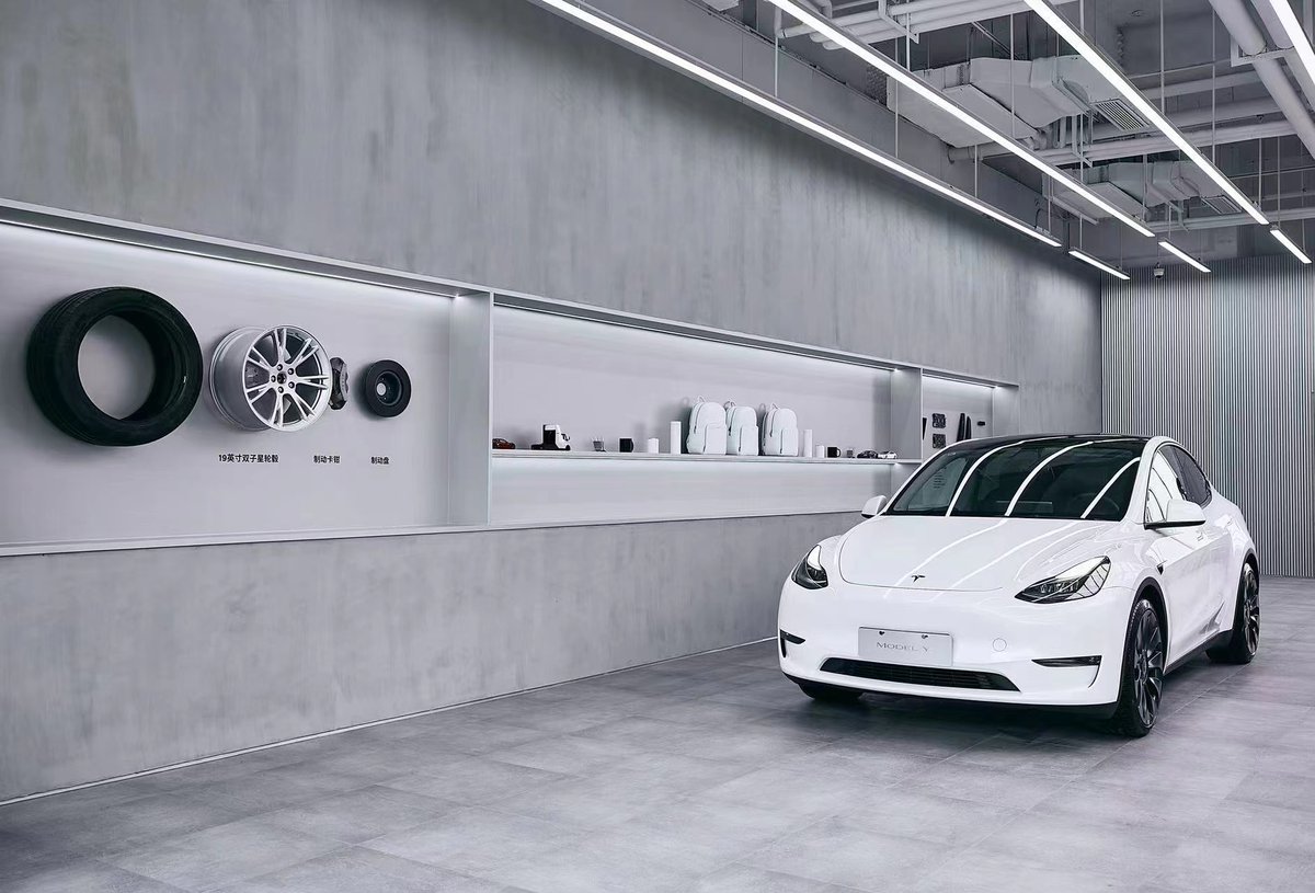 SawyerMerritt's tweet photo. NEWS: @Tesla has opened its first "Giga Laboratory" experience center in Chengdu, China. People can walk in and experience the magic of "building a car in 45 seconds"

More photos in thread. https://t.co/QuX3wFA08z
