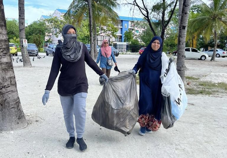 MoDmv's tweet photo. ދުނިޔޭގެ ތިމާވެށީގެ ދުވާހާއި ގުޅިގެން @hdcmaldives އިން އިފްތިތާހުކޮށްފައިވާ “ދުނިޔެ މަގޭ” ކެމްޕޭންގެ ދަށުން @MyHulhumalemv ސާފުކުރުމުގެ ބޮޑު އިވެންޓުގައި މިމިނިސްޓްރީގެ މުވައްޒަފުން ބައިވެރިވެއްޖެ
#DhuniyeMagey
#BeatPlasticPollution #SolutionForPlasticPollution https://t.co/EzJwrwY3Mm