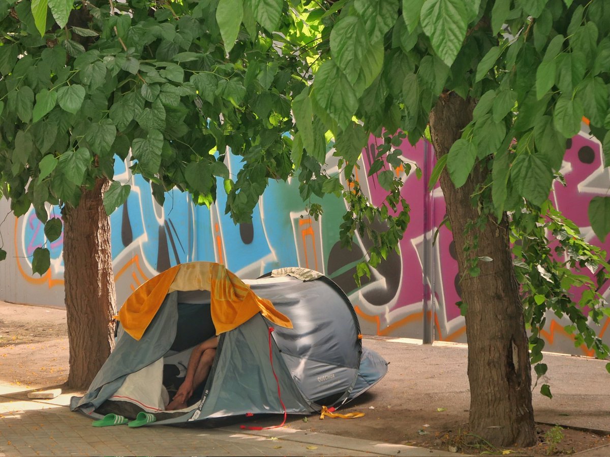 Agonistes finals d'una farsa, el fotut
és descreure de tot,
però dir: 'Tot és res'
és injust i no és just quan hi ha gent que malviu
en la més lamentable i penible
misèria.

Ponç Pons
Humanum est
#ningudormintalcarrer