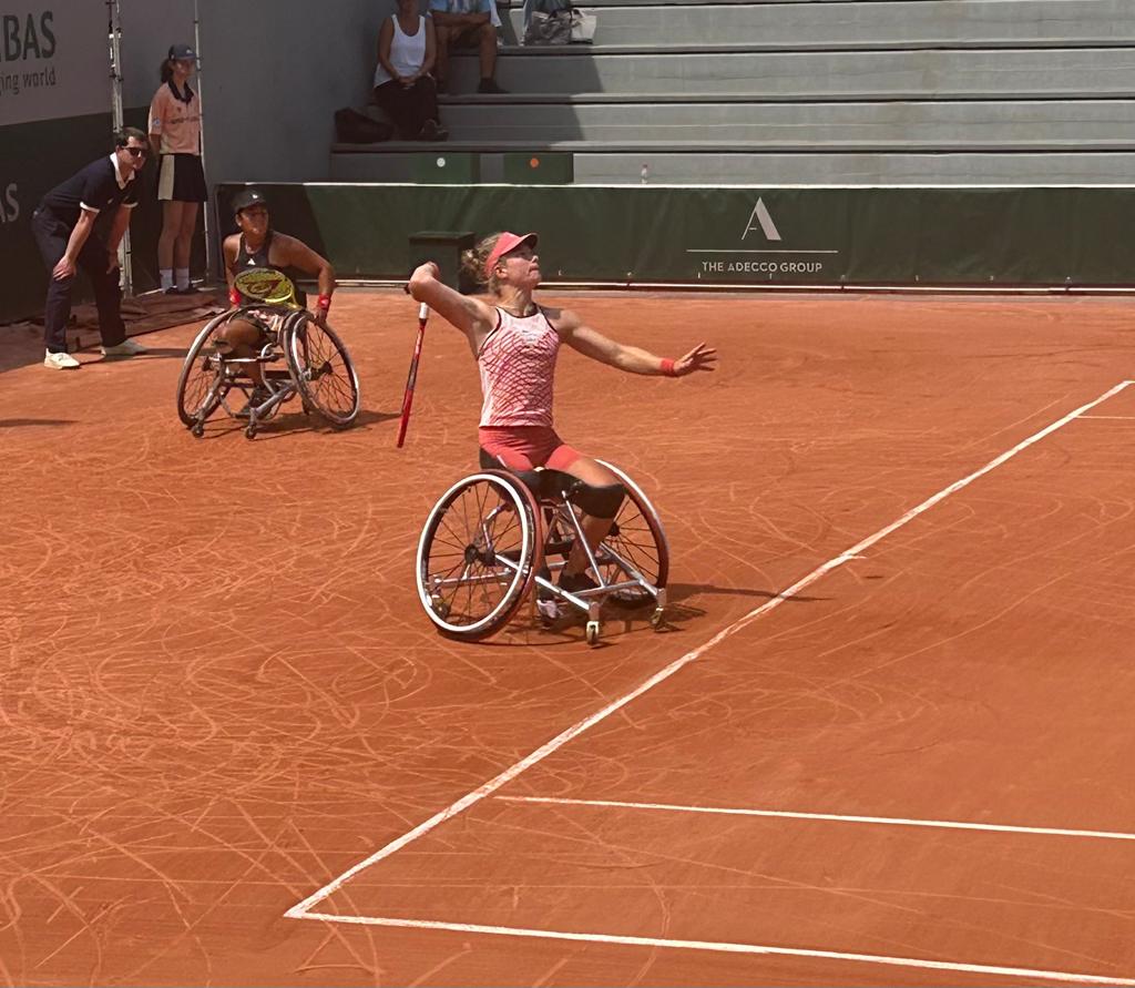 DiedetheGreat's tweet photo. #finaledag op ROLAND-GARROS
11:00 uur baan 14: finale singles tegen Kamiji
2de wedstrijd 11:00 uur baan 13: finale doubles tegen Kamiji en Montjane
Come on!!
#citi #nike #yonexbenelux #lumosa #renault #sunrisemedical #matrixfitness #calvรฉ #ehealth88 #FondsGehandicaptensport https://t.co/MDVxzKqzi3