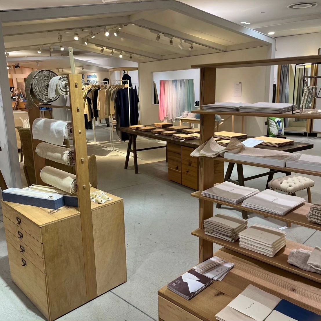 takaiknit_'s tweet photo. 奈良県で地場産業活性化の為のプロジェクトとして行なっている「TEIBAN展」

奈良のロングセラーを目指すモノづくり

「・・・とは何か」展

お時間がありましたらぜひご来場ください。

令和5年6月7日（水）〜13日（火）
10時〜20時　最終日は16時閉場

阪急うめだ本店
10階　中央街区1,2,3番小屋 https://t.co/rQbVUkYH87