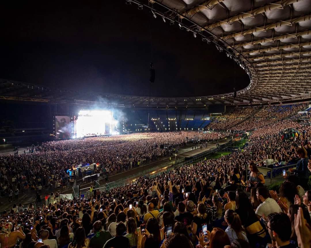 davided81's tweet photo. Ne avete dette di tutte, siete andati ossessivamente a controllare la piantina dell'Olimpico ridendo per il flop, alcuni settori erano sicuramente semivuoti ma questa immagine rappresenta bene che per #Gazzelle quello di ieri è stato un successo di pubblico a Roma https://t.co/uiG8SrhC88