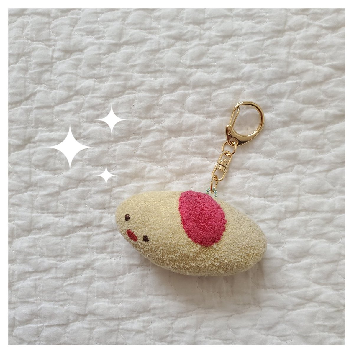 enarin4's tweet photo. おそらく５年くらい家の鍵に付けてたオムライスの紐がとうとう切れてしまった😢
しばらくオムライスなしで鍵を持ち歩いていたけど、カバンの中でなかなか見つけられない…
やっぱりオムライスがないと！ということで…
新しい紐になり復活しました✨
もう５年いけるかな笑 https://t.co/4CIckyA6MG