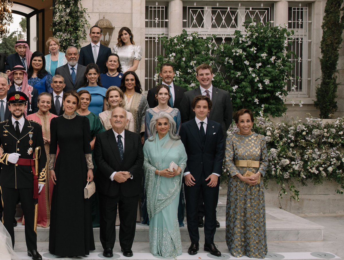 🇯🇴
@RHCJO published the official photographs from #RoyalWedding of #Jordan’s Crown Prince Hussein and Princess Rajwa Al Hussein. The group photos were joined by members of the Royal Family.

สำนักพระราชวังฮัชไมต์ของจอร์แดน ได้เผยแพร่พระบรมฉายาลักษณ์หมู่…