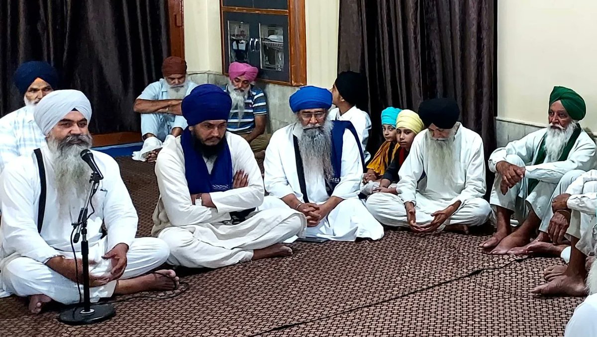 DaljitSinghBhai's tweet photo. ਪੰਥ ਸੇਵਕ ਸਖਸ਼ੀਅਤਾਂ ਵੱਲੋਂ ਗੁਰ-ਸੰਗਤ ਅਤੇ ਖਾਲਸਾ ਪੰਥ ਦੇ ਜਥਿਆਂ ਨਾਲ ਕੀਤੇ ਜਾ ਰਹੇ ਤਾਲਮੇਲ ਤਹਿਤ ਬੀਤੇ ਦਿਨੀਂ (8 ਜੂਨ ਨੂੰ) ਪਿੰਡ ਢਪਾਲੀ (ਜਿਲ੍ਹਾ ਬਠਿੰਡਾ) ਵਿਖੇ ਸਥਾਨਕ ਜਥਿਆਂ ਤੇ ਸਰਗਰਮ ਸਿੰਘਾਂ ਨਾਲ ਵਿਚਾਰ-ਵਟਾਂਦਰਾ ਕੀਤਾ ਗਿਆ। ਤਾਲਮੇਲ ਦਾ ਇਹ ਸਿਲਸਿਲਾ ਬੀਤੇ ਵਰ੍ਹੇ ਪੰਥ ਸੇਵਕ ਸਖਸ਼ੀਅਤਾਂ ਵੱਲੋਂ ਸਿੱਖ ਸਫਾ ਵਿਚ ਅੰਦਰੂਨੀ ਸੰਵਾਦ ਦੇ ਸ਼ੁਰੂ ਕੀਤੇ ਸਿਲਸਿਲੇ ਤਹਿਤ ਕੀਤਾ ਜਾ ਰਿਹਾ ਹੈ। 

ਅੱਜ ਦਾ ਬਹੁਤ ਅਹਿਮ ਹੈ। ਇਸ ਸਮੇਂ ਪਹਿਲਾਂ ਤੋਂ ਚੱਲੇ ਆ ਰਹੇ ਢਾਂਚੇ ਢਹਿ ਰਹੇ ਹਨ ਤੇ ਵੱਡੀਆਂ ਤਬਦੀਲੀਆਂ ਵਾਪਰ ਰਹੀਆਂ ਹਨ।  ਅਜਿਹੇ ਸਮੇਂ ਸਿੱਖਾਂ ਲਈ ਚੁਣੌਤੀਆਂ ਅਤੇ ਸੰਭਾਵਨਾਵਾਂ ਦੋਵੇਂ ਹੀ ਮੌਜੂਦ ਹਨ। ਦਿੱਲੀ ਦਰਬਾਰ ਸਿੱਖਾਂ ਨੂੰ ਸਟੇਟ ਦੇ ਢਾਂਚਿਆਂ ਤੇ ਸੰਸਥਾਵਾਂ ਵਿਚ ਹੀ ਉਲਝਾਈ ਰੱਖਣਾ ਚਾਹੁੰਦਾ ਹੈ ਜਦਕਿ ਅੱਜ ਦੇ ਸਮੇਂ ਸਿੱਖਾਂ ਨੂੰ ਆਪਣੀਆਂ ਖਾਲਸਾਈ ਸੰਸਥਾਵਾਂ ਸੁਰਜੀਤ ਤੇ ਮਜਬੂਤ ਕਰਨ ਦੀ ਲੋੜ ਹੈ। ਸਿੱਖਾਂ ਸਾਹਮਣੇ ਇਸ ਵੱਲੇ ਵੱਡੀ ਚੁਣੌਤੀ ਅੰਦਰੂਨੀ ਖਿੰਡਾਓ ਦੀ ਹੈ। ਜਿਸ ਨੂੰ ਦੂਰ ਕਰਨ ਵਾਸਤੇ ਆਪਸ ਵਿਚ ਤਾਲਮੇਲ ਤੇ ਸੰਵਾਦ ਰਚਾਉਣ ਦੀ ਸਖਤ ਲੋੜ ਹੈ ਤਾਂ ਕਿ ਵੱਖ-ਵੱਖ ਹਿੱਸੇ ਆਪਸ ਵਿਚ ਭਰੋਸੇਯੋਗਤਾ ਪੈਦਾ ਕਰ ਸਕਣ ਤੇ ਆਪਣੇ-ਆਪਣੇ ਕਾਰਜ ਪਛਾਣ ਸਕਣ। 

ਇਸ ਵੇਲੇ ਸ੍ਰੀ ਅਕਾਲ ਤਖਤ ਸਾਹਿਬ ਦੀ ਸੇਵਾ ਸੰਭਾਲ ਗੁਰਮਤਿ ਆਸ਼ੇ ਅਤੇ ਪੰਥਕ ਪਰੰਪਰਾ ਅਨੁਸਾਰ ਕਰਨ ਦੀ ਸਖਤ ਜਰੂਰਤ ਹੈ। ਇਸ ਵਾਸਤੇ ਆਉਂਦੀ 28 ਜੂਨ ਨੂੰ ਮੀਰੀ ਪੀਰੀ ਦਿਵਸ ਮੌਕੇ ਸ੍ਰੀ ਅਨੰਦਪੁਰ ਸਾਹਿਬ ਵਿਖੇ ਵਿਸ਼ਵ ਸਿੱਖ ਇਕੱਤਰਤਾ ਦਾ ਸੱਦਾ ਦਿੱਤਾ ਗਿਆ ਹੈ ਜਿੱਥੇ ਸ੍ਰੀ ਅਕਾਤ ਤਖਤ ਸਾਹਿਬ ਦੀ ਸੇਵਾ ਸੰਭਾਲ ਵਿਚ ਗੁਰਮਤੇ ਅਤੇ ਪੰਚ ਪ੍ਰਧਾਨੀ ਅਗਵਾਈ ਦੀ ਮੁੜ-ਬਹਾਲੀ ਬਾਰੇ ਸਾਂਝਾ ਫੈਸਲਾ ਲੈਣ ਦਾ ਯਤਨ ਕੀਤਾ ਜਾਵੇਗਾ।

ਇਸ ਇਕੱਤਰਤਾ ਵਿਚ ਭਾਈ ਹਰਦੀਪ ਸਿੰਘ ਮਹਿਰਾਜ ਅਤੇ ਭਾਈ ਰਾਮ ਸਿੰਘ ਢਪਾਲੀ ਨੇ ਵੀ ਸੰਗਤਾਂ ਨਾਲ ਵਿਚਾਰ ਸਾਂਝੇ ਕੀਤੇ। ਭਾਈ ਹਰਦੀਪ ਸਿੰਘ ਮਹਿਰਾਜ ਨੇ ਸਥਾਨਕ ਜਥਿਆਂ ਤੇ ਸਖਸ਼ੀਅਤਾਂ ਨੂੰ 28 ਜੂਨ ਨੂੰ ਹੋਣ ਵਾਲੀ ਵਿਸ਼ਵ ਸਿੱਖ ਇਕੱਤਰਤਾ ਵਿਚ ਸ਼ਮੂਲੀਅਤ ਦਾ ਸੱਦਾ ਦਿੱਤਾ।

#Sikh #PanthSewak #MiriPiriDivas