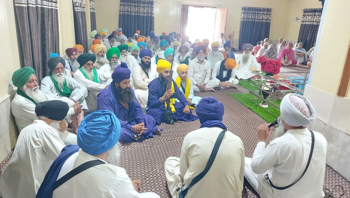 DaljitSinghBhai's tweet photo. ਪੰਥ ਸੇਵਕ ਸਖਸ਼ੀਅਤਾਂ ਵੱਲੋਂ ਗੁਰ-ਸੰਗਤ ਅਤੇ ਖਾਲਸਾ ਪੰਥ ਦੇ ਜਥਿਆਂ ਨਾਲ ਕੀਤੇ ਜਾ ਰਹੇ ਤਾਲਮੇਲ ਤਹਿਤ ਬੀਤੇ ਦਿਨੀਂ (8 ਜੂਨ ਨੂੰ) ਪਿੰਡ ਢਪਾਲੀ (ਜਿਲ੍ਹਾ ਬਠਿੰਡਾ) ਵਿਖੇ ਸਥਾਨਕ ਜਥਿਆਂ ਤੇ ਸਰਗਰਮ ਸਿੰਘਾਂ ਨਾਲ ਵਿਚਾਰ-ਵਟਾਂਦਰਾ ਕੀਤਾ ਗਿਆ। ਤਾਲਮੇਲ ਦਾ ਇਹ ਸਿਲਸਿਲਾ ਬੀਤੇ ਵਰ੍ਹੇ ਪੰਥ ਸੇਵਕ ਸਖਸ਼ੀਅਤਾਂ ਵੱਲੋਂ ਸਿੱਖ ਸਫਾ ਵਿਚ ਅੰਦਰੂਨੀ ਸੰਵਾਦ ਦੇ ਸ਼ੁਰੂ ਕੀਤੇ ਸਿਲਸਿਲੇ ਤਹਿਤ ਕੀਤਾ ਜਾ ਰਿਹਾ ਹੈ। 

ਅੱਜ ਦਾ ਬਹੁਤ ਅਹਿਮ ਹੈ। ਇਸ ਸਮੇਂ ਪਹਿਲਾਂ ਤੋਂ ਚੱਲੇ ਆ ਰਹੇ ਢਾਂਚੇ ਢਹਿ ਰਹੇ ਹਨ ਤੇ ਵੱਡੀਆਂ ਤਬਦੀਲੀਆਂ ਵਾਪਰ ਰਹੀਆਂ ਹਨ।  ਅਜਿਹੇ ਸਮੇਂ ਸਿੱਖਾਂ ਲਈ ਚੁਣੌਤੀਆਂ ਅਤੇ ਸੰਭਾਵਨਾਵਾਂ ਦੋਵੇਂ ਹੀ ਮੌਜੂਦ ਹਨ। ਦਿੱਲੀ ਦਰਬਾਰ ਸਿੱਖਾਂ ਨੂੰ ਸਟੇਟ ਦੇ ਢਾਂਚਿਆਂ ਤੇ ਸੰਸਥਾਵਾਂ ਵਿਚ ਹੀ ਉਲਝਾਈ ਰੱਖਣਾ ਚਾਹੁੰਦਾ ਹੈ ਜਦਕਿ ਅੱਜ ਦੇ ਸਮੇਂ ਸਿੱਖਾਂ ਨੂੰ ਆਪਣੀਆਂ ਖਾਲਸਾਈ ਸੰਸਥਾਵਾਂ ਸੁਰਜੀਤ ਤੇ ਮਜਬੂਤ ਕਰਨ ਦੀ ਲੋੜ ਹੈ। ਸਿੱਖਾਂ ਸਾਹਮਣੇ ਇਸ ਵੱਲੇ ਵੱਡੀ ਚੁਣੌਤੀ ਅੰਦਰੂਨੀ ਖਿੰਡਾਓ ਦੀ ਹੈ। ਜਿਸ ਨੂੰ ਦੂਰ ਕਰਨ ਵਾਸਤੇ ਆਪਸ ਵਿਚ ਤਾਲਮੇਲ ਤੇ ਸੰਵਾਦ ਰਚਾਉਣ ਦੀ ਸਖਤ ਲੋੜ ਹੈ ਤਾਂ ਕਿ ਵੱਖ-ਵੱਖ ਹਿੱਸੇ ਆਪਸ ਵਿਚ ਭਰੋਸੇਯੋਗਤਾ ਪੈਦਾ ਕਰ ਸਕਣ ਤੇ ਆਪਣੇ-ਆਪਣੇ ਕਾਰਜ ਪਛਾਣ ਸਕਣ। 

ਇਸ ਵੇਲੇ ਸ੍ਰੀ ਅਕਾਲ ਤਖਤ ਸਾਹਿਬ ਦੀ ਸੇਵਾ ਸੰਭਾਲ ਗੁਰਮਤਿ ਆਸ਼ੇ ਅਤੇ ਪੰਥਕ ਪਰੰਪਰਾ ਅਨੁਸਾਰ ਕਰਨ ਦੀ ਸਖਤ ਜਰੂਰਤ ਹੈ। ਇਸ ਵਾਸਤੇ ਆਉਂਦੀ 28 ਜੂਨ ਨੂੰ ਮੀਰੀ ਪੀਰੀ ਦਿਵਸ ਮੌਕੇ ਸ੍ਰੀ ਅਨੰਦਪੁਰ ਸਾਹਿਬ ਵਿਖੇ ਵਿਸ਼ਵ ਸਿੱਖ ਇਕੱਤਰਤਾ ਦਾ ਸੱਦਾ ਦਿੱਤਾ ਗਿਆ ਹੈ ਜਿੱਥੇ ਸ੍ਰੀ ਅਕਾਤ ਤਖਤ ਸਾਹਿਬ ਦੀ ਸੇਵਾ ਸੰਭਾਲ ਵਿਚ ਗੁਰਮਤੇ ਅਤੇ ਪੰਚ ਪ੍ਰਧਾਨੀ ਅਗਵਾਈ ਦੀ ਮੁੜ-ਬਹਾਲੀ ਬਾਰੇ ਸਾਂਝਾ ਫੈਸਲਾ ਲੈਣ ਦਾ ਯਤਨ ਕੀਤਾ ਜਾਵੇਗਾ।

ਇਸ ਇਕੱਤਰਤਾ ਵਿਚ ਭਾਈ ਹਰਦੀਪ ਸਿੰਘ ਮਹਿਰਾਜ ਅਤੇ ਭਾਈ ਰਾਮ ਸਿੰਘ ਢਪਾਲੀ ਨੇ ਵੀ ਸੰਗਤਾਂ ਨਾਲ ਵਿਚਾਰ ਸਾਂਝੇ ਕੀਤੇ। ਭਾਈ ਹਰਦੀਪ ਸਿੰਘ ਮਹਿਰਾਜ ਨੇ ਸਥਾਨਕ ਜਥਿਆਂ ਤੇ ਸਖਸ਼ੀਅਤਾਂ ਨੂੰ 28 ਜੂਨ ਨੂੰ ਹੋਣ ਵਾਲੀ ਵਿਸ਼ਵ ਸਿੱਖ ਇਕੱਤਰਤਾ ਵਿਚ ਸ਼ਮੂਲੀਅਤ ਦਾ ਸੱਦਾ ਦਿੱਤਾ।

#Sikh #PanthSewak #MiriPiriDivas
