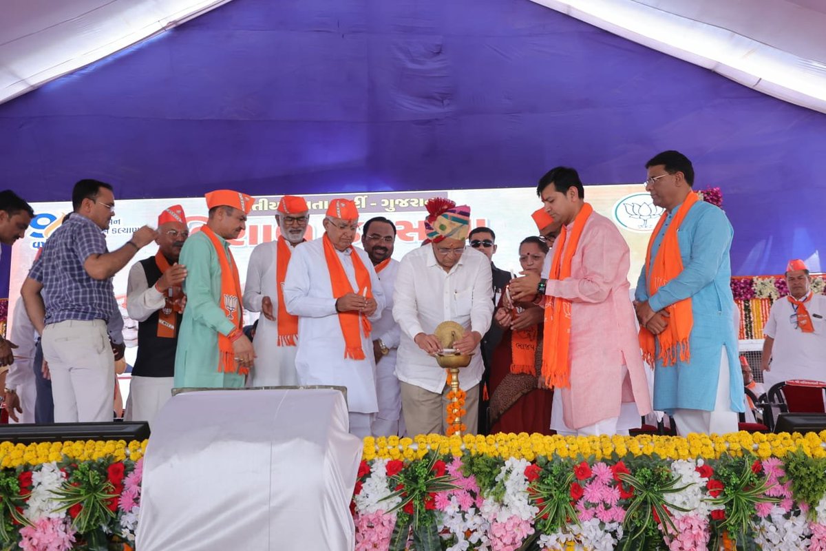 Bhupendrapbjp's tweet photo. માનનીય વડાપ્રધાન શ્રી નરેન્દ્રભાઈ મોદીના નેતૃત્વમાં કેન્દ્ર સરકારના સુશાસનના ૯ વર્ષ પૂર્ણ થવાના ઉપલક્ષ્યમાં થરાદ ખાતે મહાનુભાવોની ઉપસ્થિતિમાં આયોજિત કાર્યક્રમમાં જનસભાને સંબોધન કર્યું. વિતેલા ૯ વર્ષમાં ગરીબ વંચિત અને મધ્યમવર્ગના લોકોની સુખાકારીને ધ્યાને રાખી વિવિધ પહેલ હાથ ધરવામાં આવી છે. આ વર્ષોમાં વિશ્વભરમાં આપણા દેશે એક ગૌરવશાળી ઓળખ બનાવી છે ત્યારે ભારતને આત્મનિર્ભર-વિકસિત રાષ્ટ્ર બનાવવાના માનનીય પ્રધાનમંત્રીશ્રીના લક્ષ્યને સાકાર કરવા સૌ સાથે મળી યોગદાન આપે તેવું આહવાનું કર્યું.