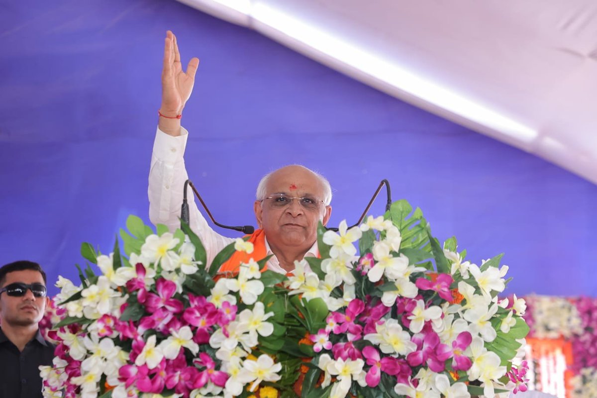 Bhupendrapbjp's tweet photo. માનનીય વડાપ્રધાન શ્રી નરેન્દ્રભાઈ મોદીના નેતૃત્વમાં કેન્દ્ર સરકારના સુશાસનના ૯ વર્ષ પૂર્ણ થવાના ઉપલક્ષ્યમાં થરાદ ખાતે મહાનુભાવોની ઉપસ્થિતિમાં આયોજિત કાર્યક્રમમાં જનસભાને સંબોધન કર્યું. વિતેલા ૯ વર્ષમાં ગરીબ વંચિત અને મધ્યમવર્ગના લોકોની સુખાકારીને ધ્યાને રાખી વિવિધ પહેલ હાથ ધરવામાં આવી છે. આ વર્ષોમાં વિશ્વભરમાં આપણા દેશે એક ગૌરવશાળી ઓળખ બનાવી છે ત્યારે ભારતને આત્મનિર્ભર-વિકસિત રાષ્ટ્ર બનાવવાના માનનીય પ્રધાનમંત્રીશ્રીના લક્ષ્યને સાકાર કરવા સૌ સાથે મળી યોગદાન આપે તેવું આહવાનું કર્યું.