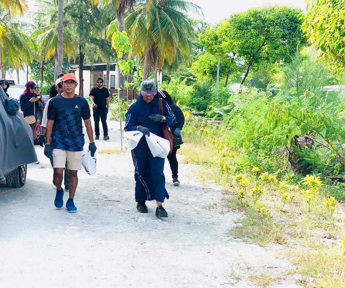 dasamaldives's tweet photo. Director General of Aviation Security @hussain_nazeef &amp; his team participated #DhuniyeMagey - Saafu Hulhumale’ Clean-Up Event  today (10th June 2023) organized by @urbanco @MoDmv @MariyaDidi @governmentmv 

#DhuniyeMagey
#BeatPlasticPollution
#SolutionForPlasticPollution https://t.co/fAPwXMIxLx