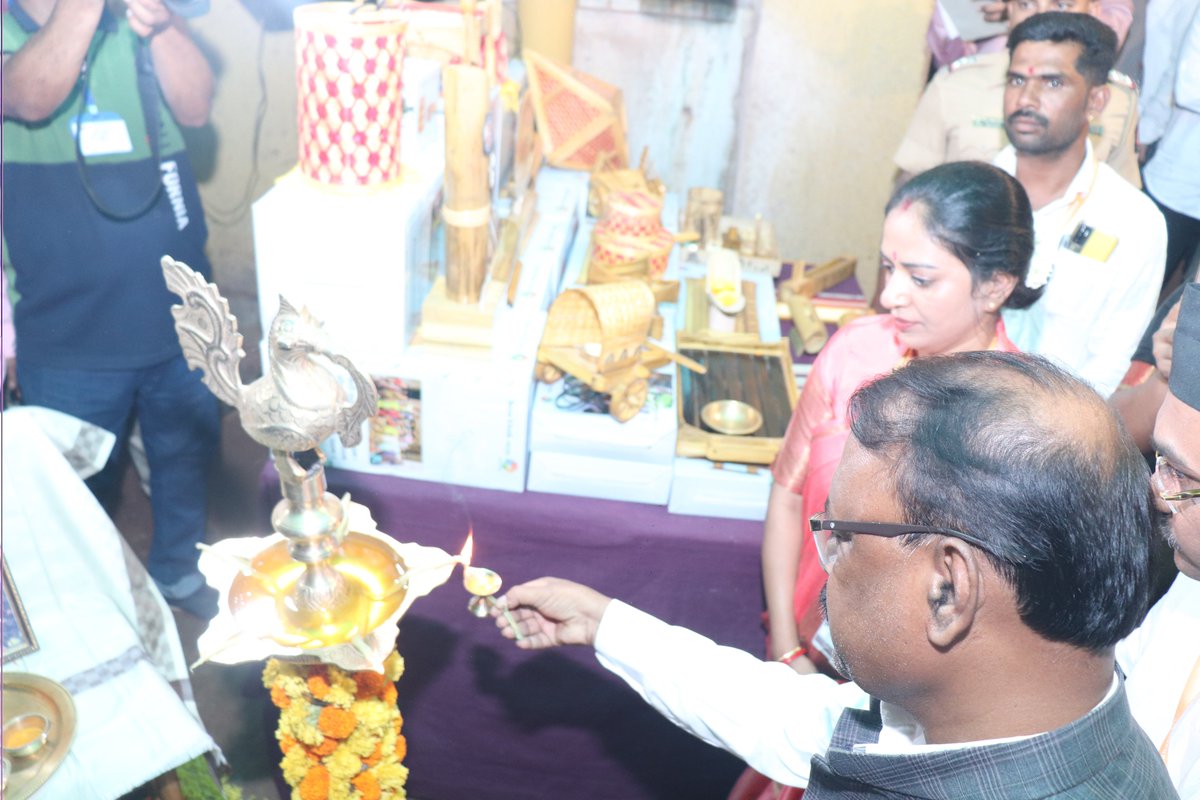 🪔✨ Witness the enchanting moment as the Hon'ble Governor of Maharashtra, Shri Ramesh Ji Bais, graces us with his presence & illuminates the room with the divine Lighting of the Lamp! 🌟✨
@maha_governor @rajendra1gavit 

#SevaVivek #TribalWomen #Ecofriendly #SustainableProducts