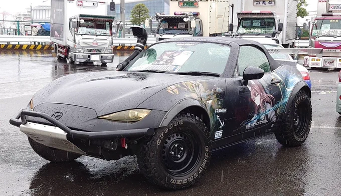 奇麗な状態での展示は雨でも死ぬほど洗車するしワックスもかける。  汚す展示は汚す前に雨やホコリ汚れをキレイに落としてから泥を浴びて、泥だけを纏って展示する。