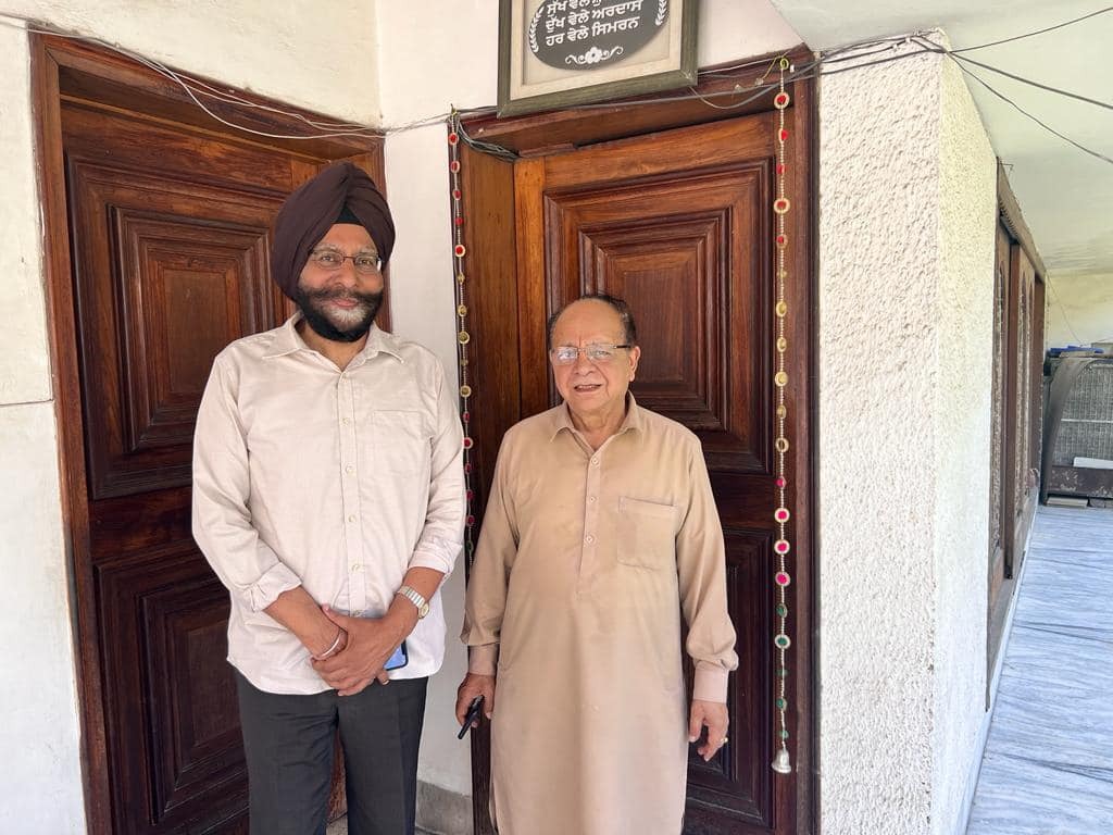 JagmohanSRaju's tweet photo. ਸੀਨੀਅਰ ਆਗੂ ਪਾਰਟੀ ਦੇ ਥੰਮ੍ਹ ਹਨ। ਮੋਦੀ ਜੀ ਦੇ ਪ੍ਰਧਾਨ ਮੰਤਰੀ ਅਹੁਦੇ ਦੇ 9 ਸਾਲ ਪੂਰੇ ਹੋਣ 'ਤੇ, ਆਨੰਦ ਸ਼ਰਮਾ ਜੀ, ਬਖਸ਼ੀ ਰਾਮ ਅਰੋੜਾ ਜੀ, ਸੰਜੀਵ ਖੋਸਲਾ ਜੀ, ਰੋਮੀ ਚੋਪੜਾ ਜੀ ਅਤੇ ਹਰਪਾਲ ਜੀ ਨਾਲ ਮੁਲਾਕਾਤ ਕੀਤੀ।
#9YearsOfEmpoweringYouth #9YearsOfSeva #9years #jagmohansinghrajuias #9saal #NarendraModi #BJPPunjab https://t.co/8pD3ZBsEDJ