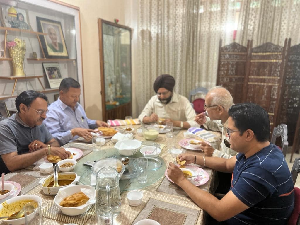 JagmohanSRaju's tweet photo. ਸੀਨੀਅਰ ਆਗੂ ਪਾਰਟੀ ਦੇ ਥੰਮ੍ਹ ਹਨ। ਮੋਦੀ ਜੀ ਦੇ ਪ੍ਰਧਾਨ ਮੰਤਰੀ ਅਹੁਦੇ ਦੇ 9 ਸਾਲ ਪੂਰੇ ਹੋਣ 'ਤੇ, ਆਨੰਦ ਸ਼ਰਮਾ ਜੀ, ਬਖਸ਼ੀ ਰਾਮ ਅਰੋੜਾ ਜੀ, ਸੰਜੀਵ ਖੋਸਲਾ ਜੀ, ਰੋਮੀ ਚੋਪੜਾ ਜੀ ਅਤੇ ਹਰਪਾਲ ਜੀ ਨਾਲ ਮੁਲਾਕਾਤ ਕੀਤੀ।
#9YearsOfEmpoweringYouth #9YearsOfSeva #9years #jagmohansinghrajuias #9saal #NarendraModi #BJPPunjab https://t.co/8pD3ZBsEDJ