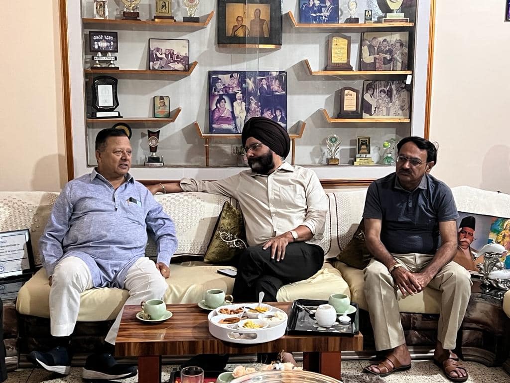 JagmohanSRaju's tweet photo. ਸੀਨੀਅਰ ਆਗੂ ਪਾਰਟੀ ਦੇ ਥੰਮ੍ਹ ਹਨ। ਮੋਦੀ ਜੀ ਦੇ ਪ੍ਰਧਾਨ ਮੰਤਰੀ ਅਹੁਦੇ ਦੇ 9 ਸਾਲ ਪੂਰੇ ਹੋਣ 'ਤੇ, ਆਨੰਦ ਸ਼ਰਮਾ ਜੀ, ਬਖਸ਼ੀ ਰਾਮ ਅਰੋੜਾ ਜੀ, ਸੰਜੀਵ ਖੋਸਲਾ ਜੀ, ਰੋਮੀ ਚੋਪੜਾ ਜੀ ਅਤੇ ਹਰਪਾਲ ਜੀ ਨਾਲ ਮੁਲਾਕਾਤ ਕੀਤੀ।
#9YearsOfEmpoweringYouth #9YearsOfSeva #9years #jagmohansinghrajuias #9saal #NarendraModi #BJPPunjab https://t.co/8pD3ZBsEDJ