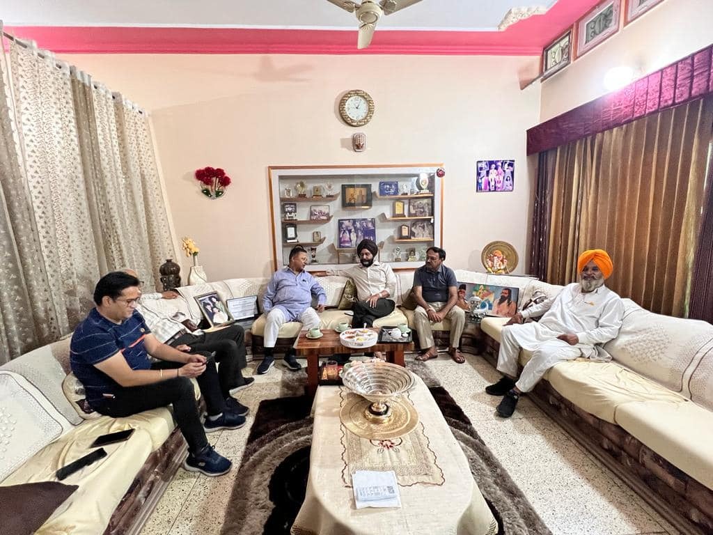 JagmohanSRaju's tweet photo. ਸੀਨੀਅਰ ਆਗੂ ਪਾਰਟੀ ਦੇ ਥੰਮ੍ਹ ਹਨ। ਮੋਦੀ ਜੀ ਦੇ ਪ੍ਰਧਾਨ ਮੰਤਰੀ ਅਹੁਦੇ ਦੇ 9 ਸਾਲ ਪੂਰੇ ਹੋਣ 'ਤੇ, ਆਨੰਦ ਸ਼ਰਮਾ ਜੀ, ਬਖਸ਼ੀ ਰਾਮ ਅਰੋੜਾ ਜੀ, ਸੰਜੀਵ ਖੋਸਲਾ ਜੀ, ਰੋਮੀ ਚੋਪੜਾ ਜੀ ਅਤੇ ਹਰਪਾਲ ਜੀ ਨਾਲ ਮੁਲਾਕਾਤ ਕੀਤੀ।
#9YearsOfEmpoweringYouth #9YearsOfSeva #9years #jagmohansinghrajuias #9saal #NarendraModi #BJPPunjab https://t.co/8pD3ZBsEDJ