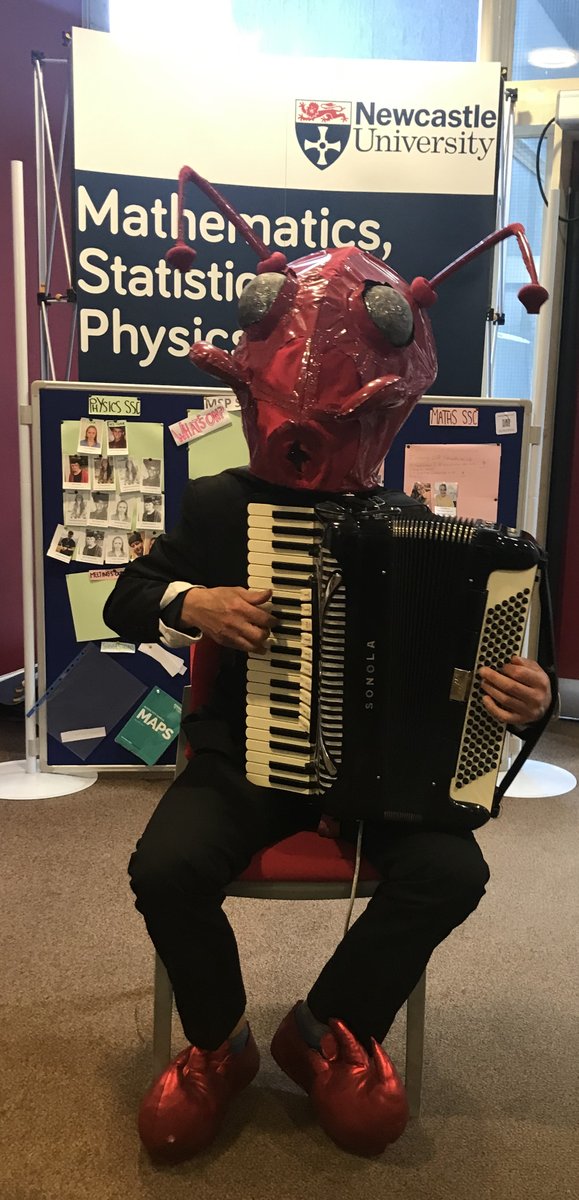 WaspWoman's tweet image. An absolute delight to bring  #wasplove to the people of #Newcastle last night with the @NEE_Naturalist crowd @UniofNewcastle. Huge thanks to Paul Miskin for invite &amp;amp; hosting! And to @waterstonesncl for coming with #EndlessForms- lots of signed copies in their store!