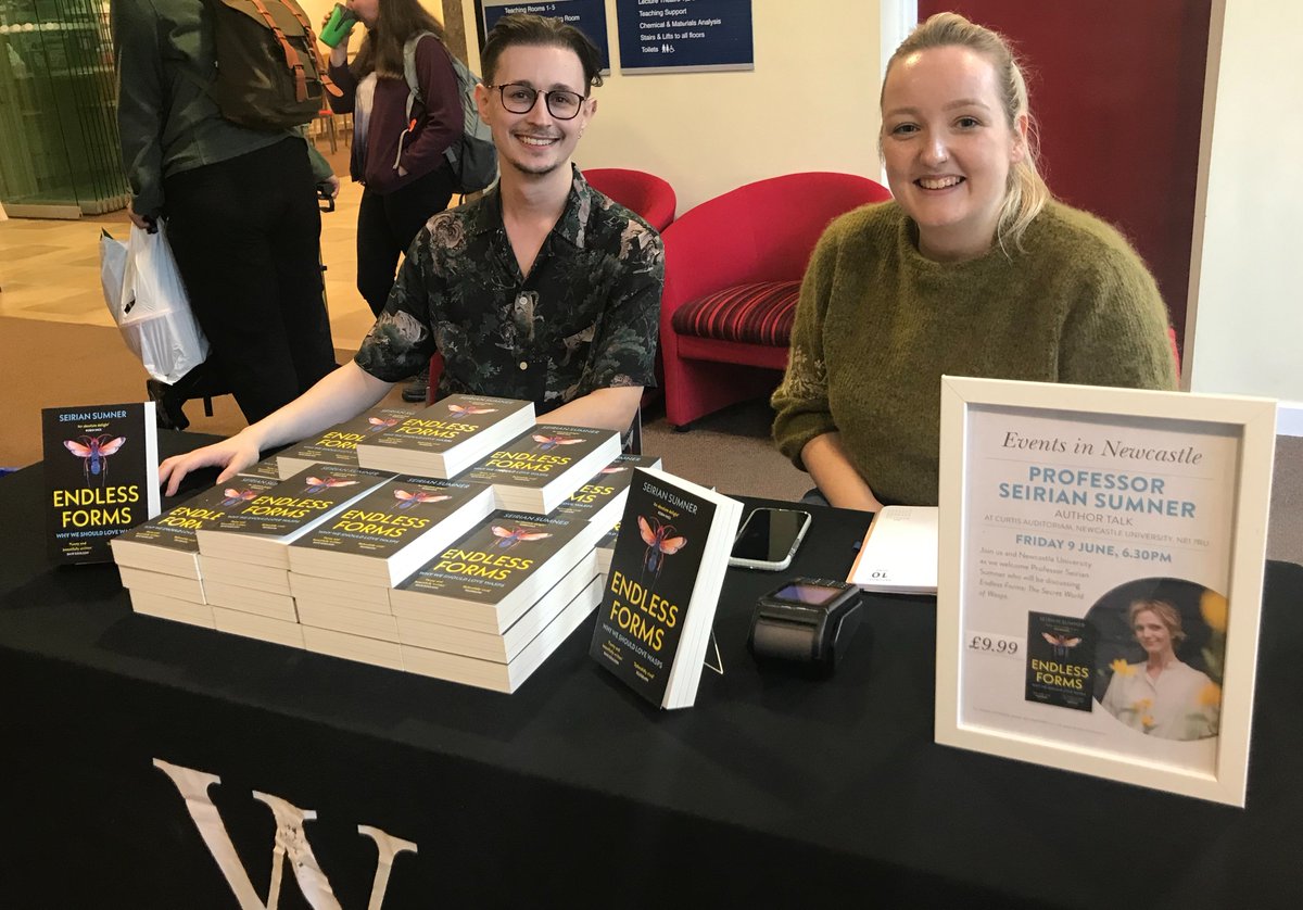 WaspWoman's tweet image. An absolute delight to bring  #wasplove to the people of #Newcastle last night with the @NEE_Naturalist crowd @UniofNewcastle. Huge thanks to Paul Miskin for invite &amp;amp; hosting! And to @waterstonesncl for coming with #EndlessForms- lots of signed copies in their store!