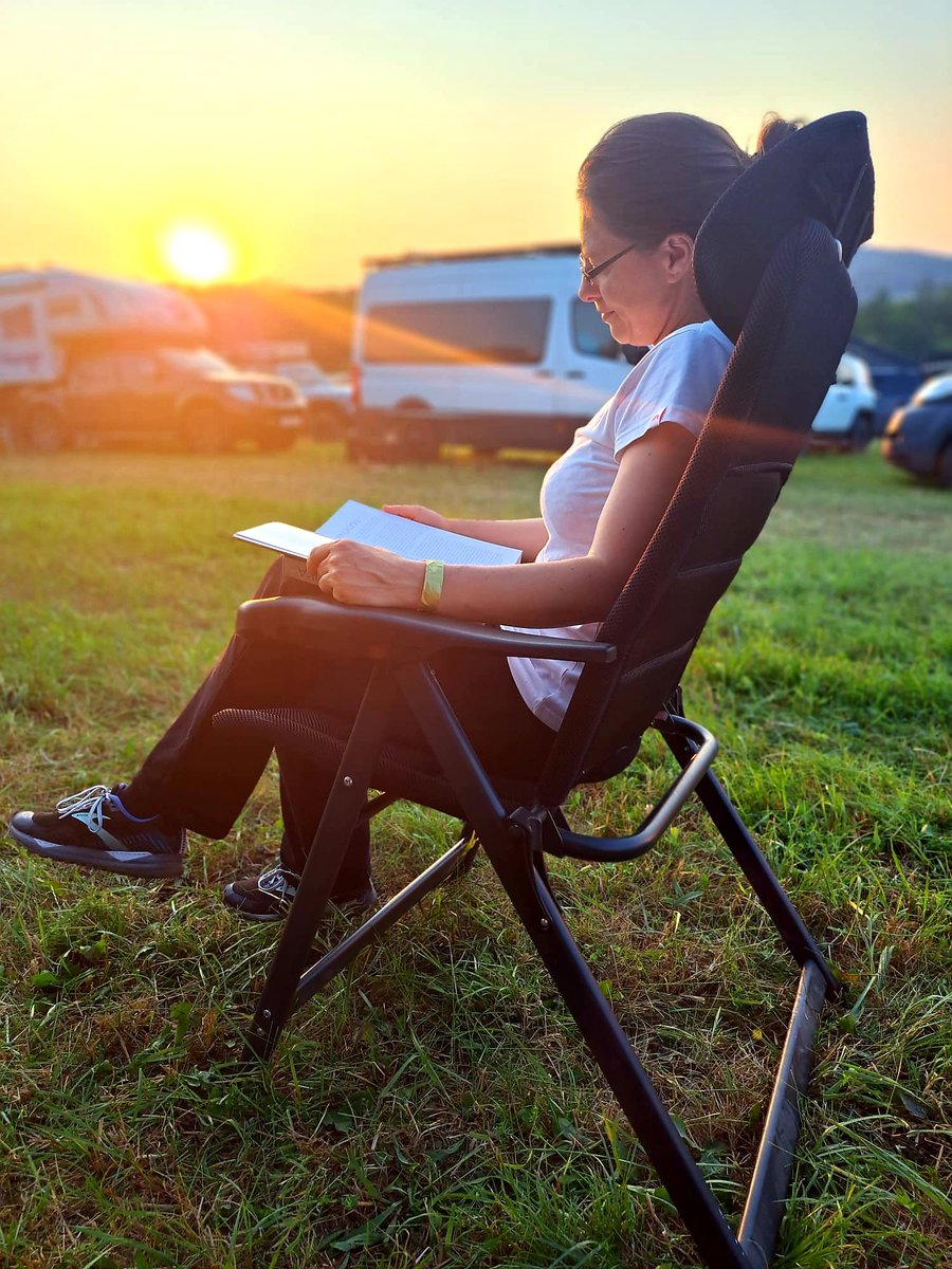 Auf der #abenteuerallrad viel gesehen, #Inspirationen geholt, Gespräche geführt und #Autoren kennengelernt. Am Abend bei Sonnenuntergang lese ich das #Buch Sehnsucht Afrika, was ich mir gekauft habe. Spannend geschrieben zum Träumen und kritisch nachdenken. #Buchempfehlung