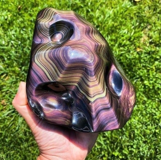 Herkese, iyi hafta sonları dilerim.

Gökkuşağı Obsidyen.

📷able_ground_crystals / Geology Wonders