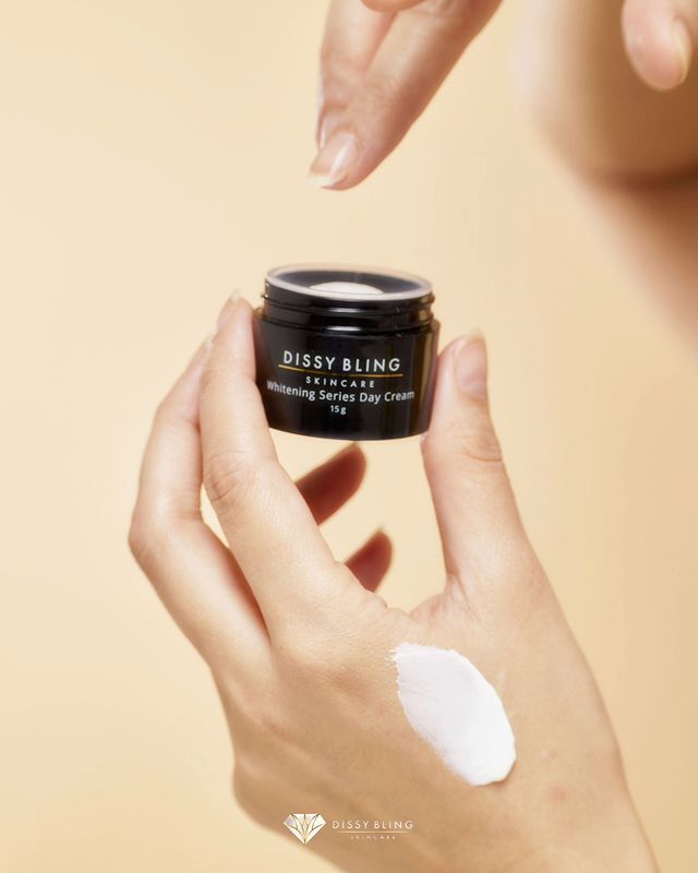 AnisaPrimi2368's tweet photo. Perawatan wajah mrpk bentuk mencintai diri sendiri,Yuk rawat dengan paket lengkap skincare dari Dissy Bling,Siang pake Daycream malamnya pake nightcream bukan over thinking .
#DissyBling #SkinCare #DissyBlingBagiBagiTiket #Coldplay #CAT5 #MendingBeli #DissyBlingSkinCare https://t.co/6cgqQhiHMW