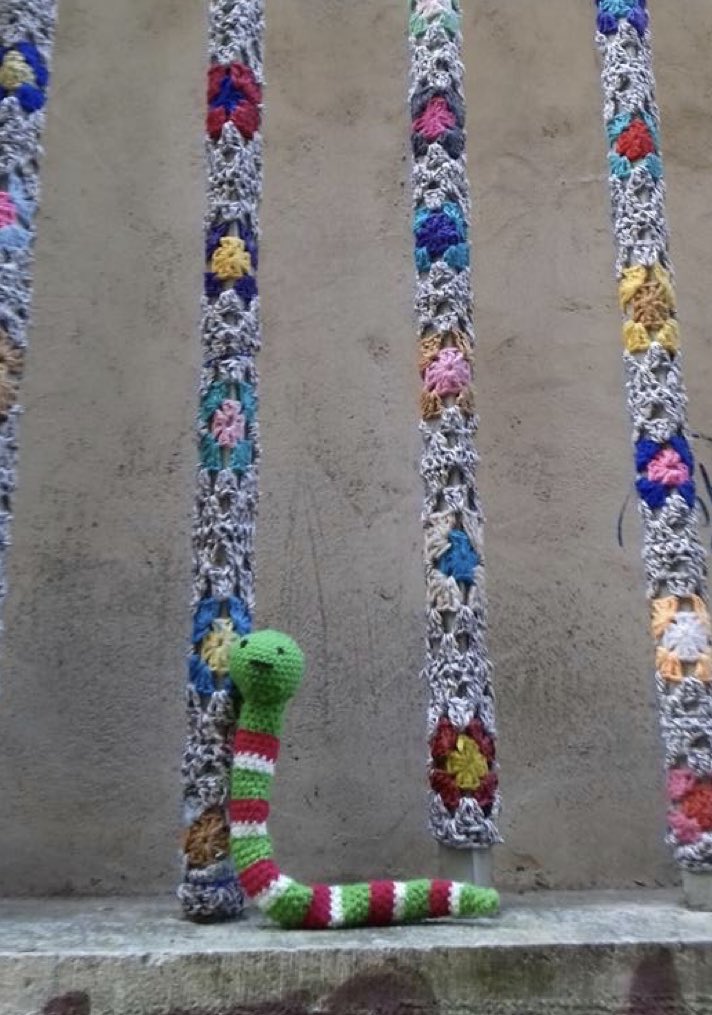 It’s #InternationalYarnBombingDay 🧶 so here’s a #throwback to Sylvie the snake 🐍 checking out some #yarnbombing on her #adventures

Catch up on past #stories here: outwithanimals.wordpress.com
-
#charity #children #story #storytime #storytelling #childrensstory #childrenscharity