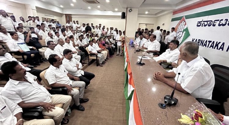 MShashiHegde's tweet photo. Met the DeputyCM of Karnataka , Kpcc President @DKShivakumar ji along with the leaders and workers of Dakshina Kannada Congress committee, Explained to him about the various Issues in the District, Had a fruitful discussion related to Party Organisation at the grassroot level. https://t.co/Wsd2zQ8uPu