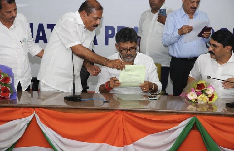 MShashiHegde's tweet photo. Met the DeputyCM of Karnataka , Kpcc President @DKShivakumar ji along with the leaders and workers of Dakshina Kannada Congress committee, Explained to him about the various Issues in the District, Had a fruitful discussion related to Party Organisation at the grassroot level. https://t.co/Wsd2zQ8uPu