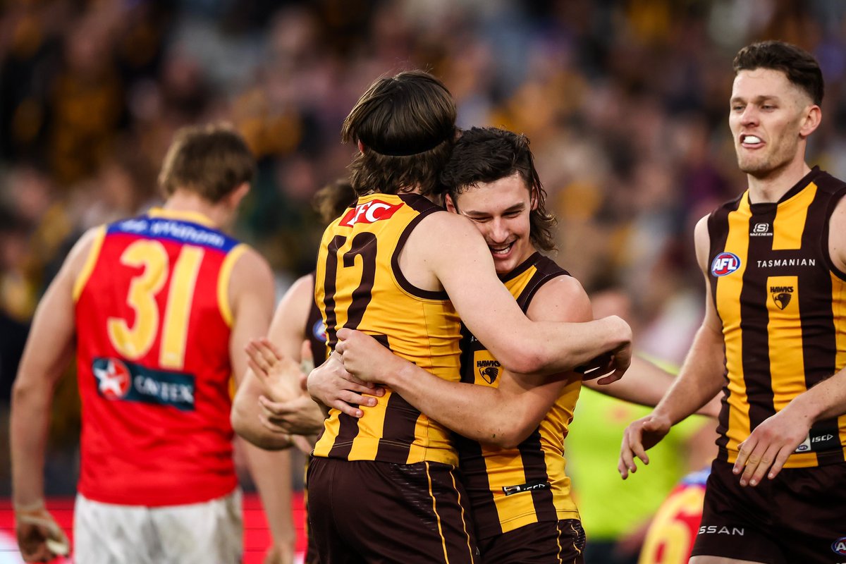 HawthornFC's tweet photo. HAWKS WIN!!!! SO PROUD 😍😍😍 https://t.co/ZJjbwqdlmO