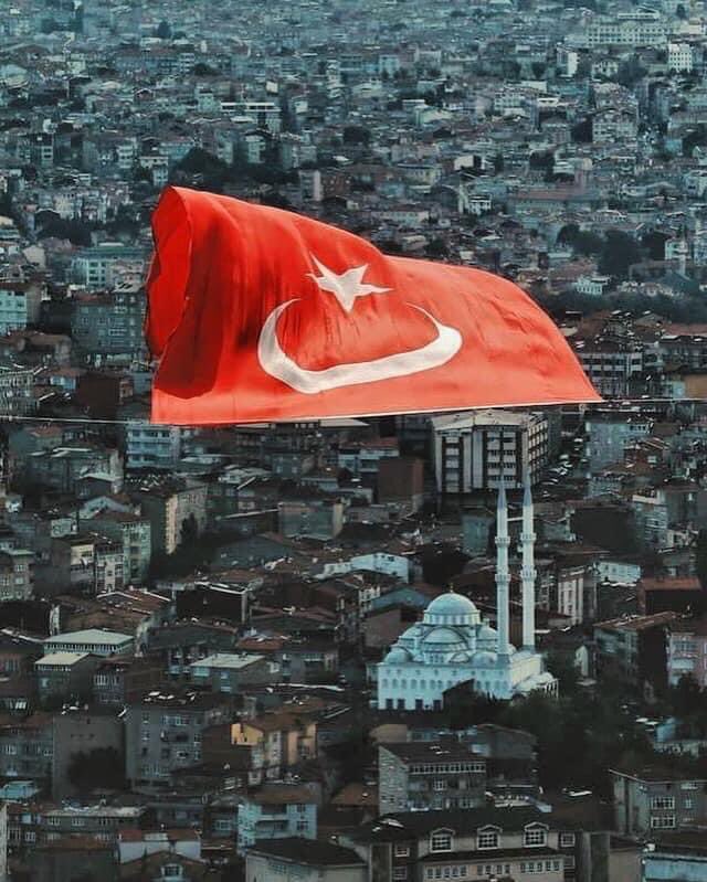 Bayrağım şerefim onurum!
Cansa can kansa kan,
Yeter ki sen dalgalan...

Günaydın Türkiye’m 🇹🇷